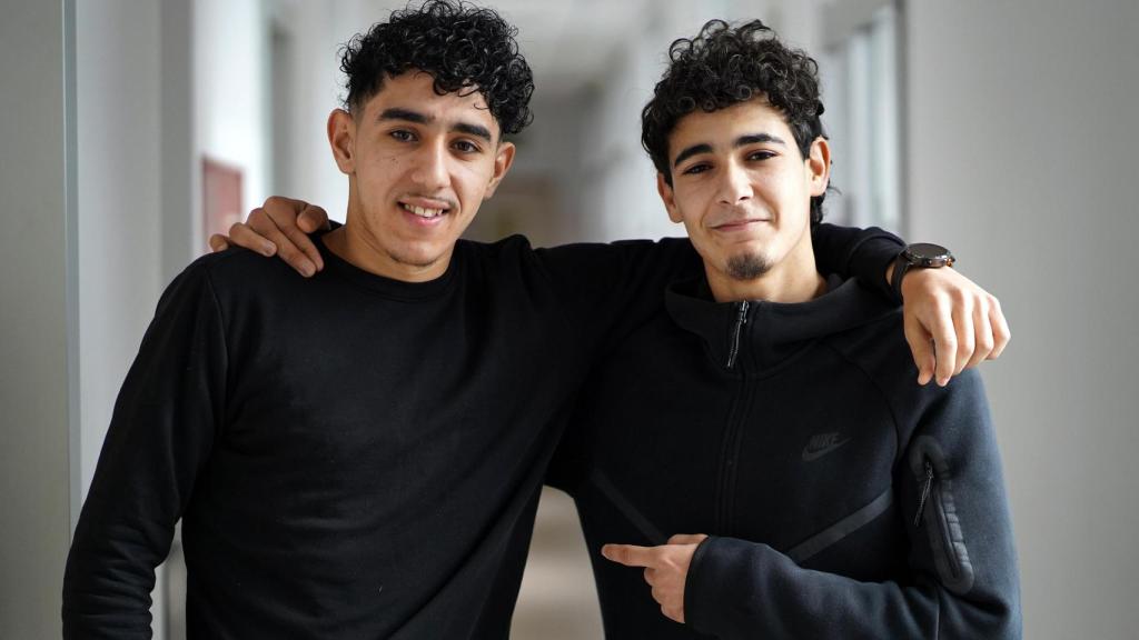 Mohammed El Maimouni y Mouhssine Ghazal en la sede de la Cruz Roja.