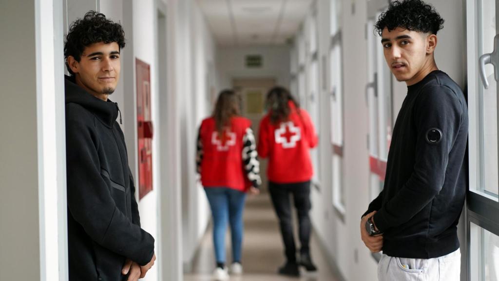 Mohammed El Maimouni y Mouhssine Ghazal en la sede de la Cruz Roja.