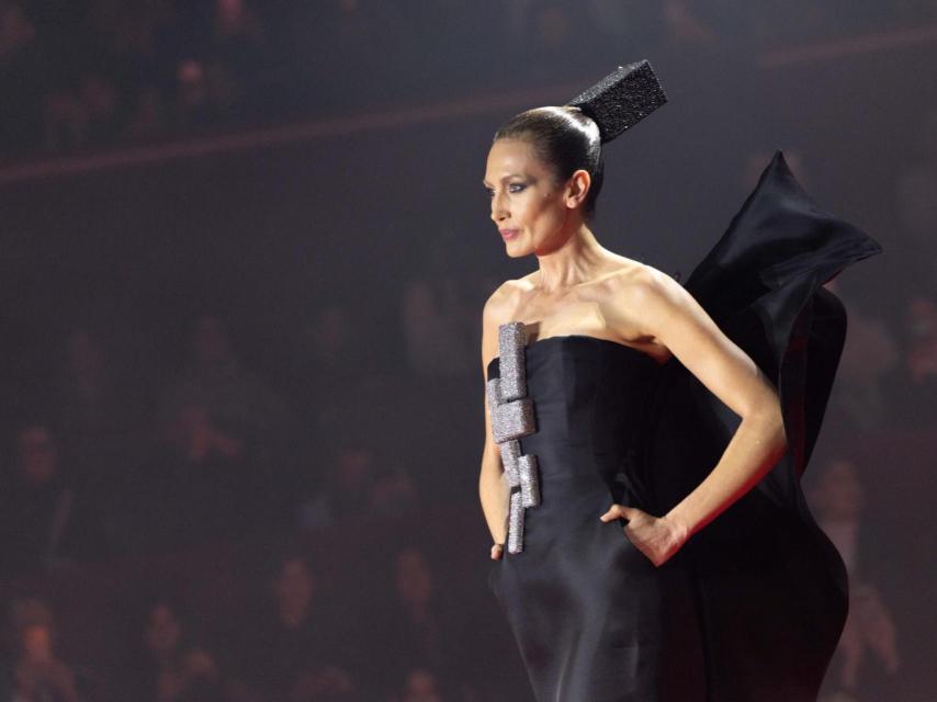 NIeves Álvarez abrió el desfile.