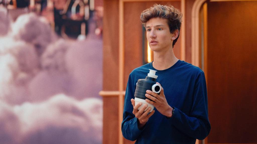 Thibaut Witvoet presentando TriPhon en un programa de televisión.