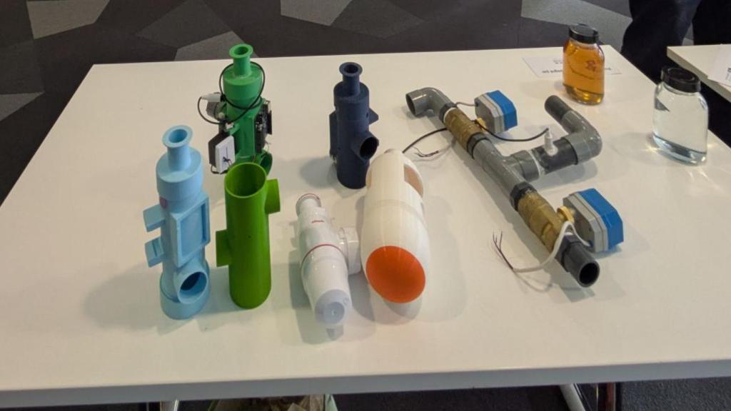 El sifón inteligente TriPhon expuesto en una feria.