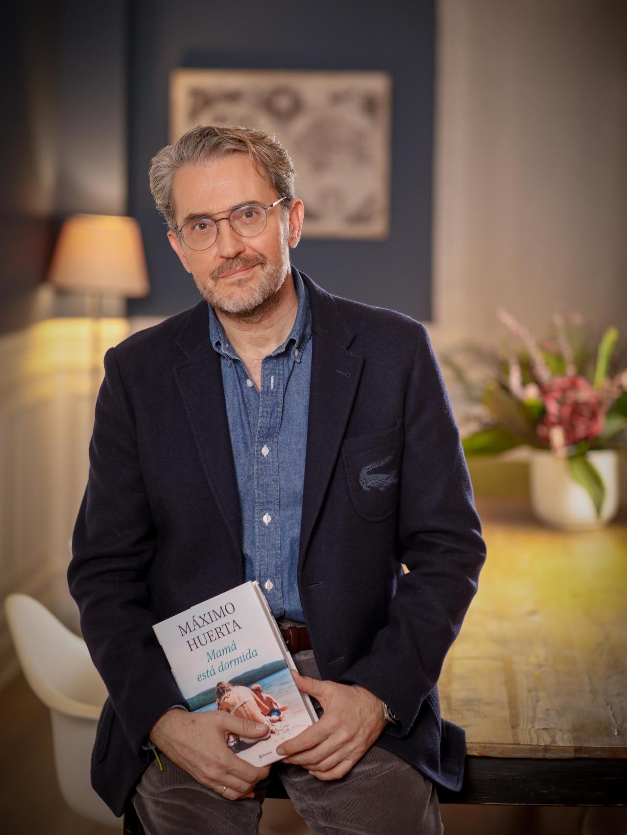 Máximo Huerta junto a su nuevo libro 'Mamá está dormida'.