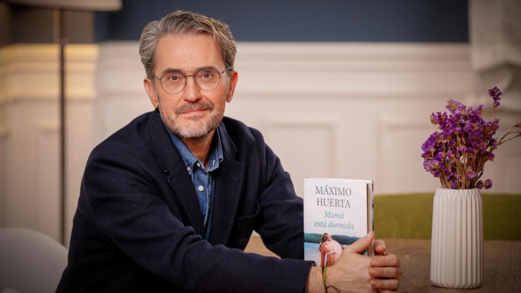 Máximo Huerta posando junto a su obra 'Mamá está dormida'.