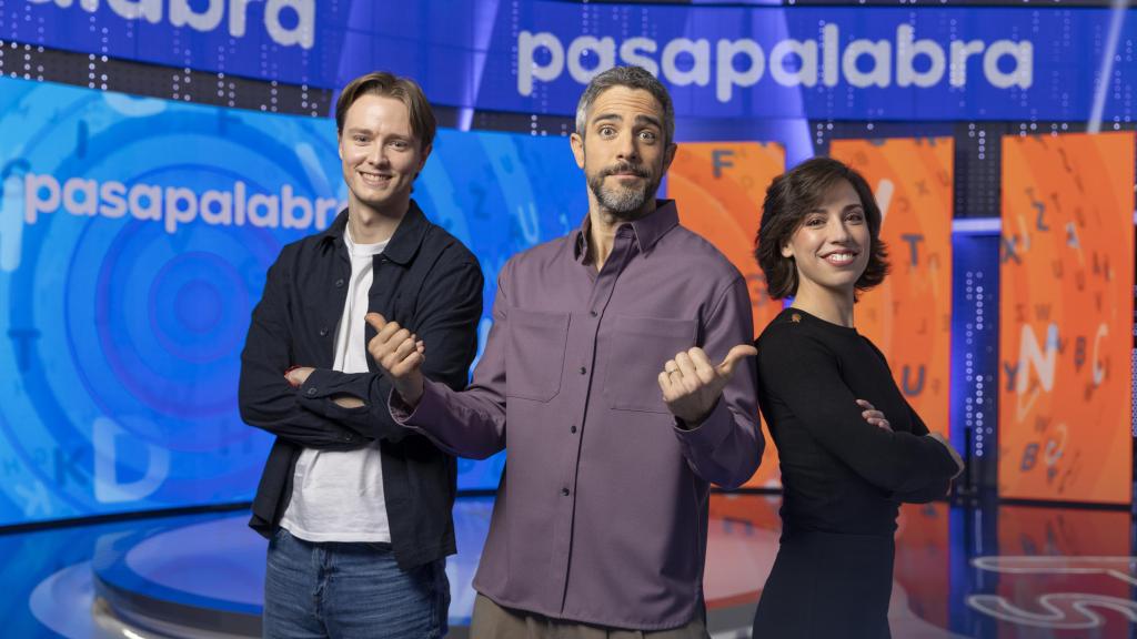 El presentador Roberto Leal junto a los concursantes finalistas, Rosa Rodríguez y Manuel Pascual.