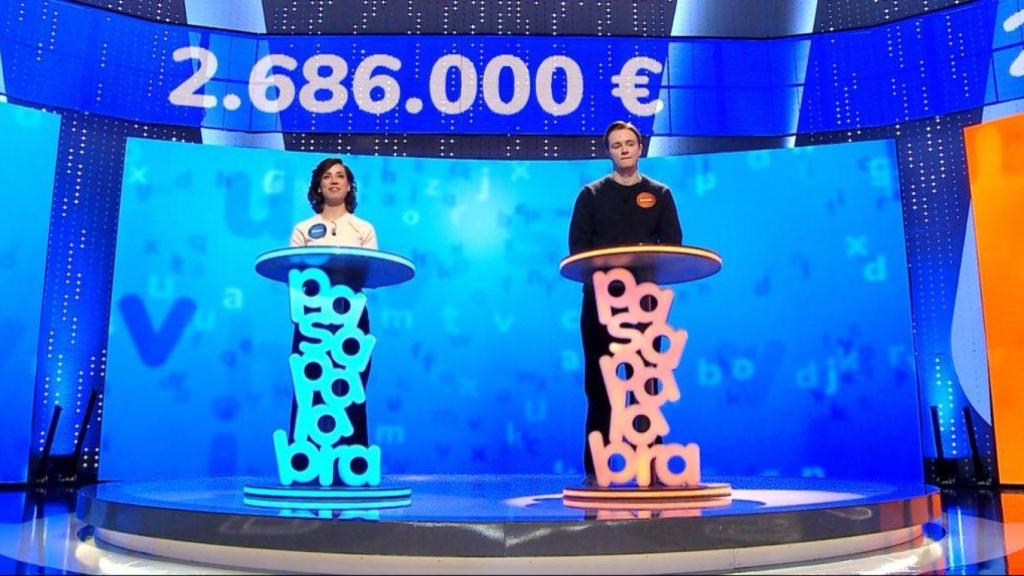 Rosa y Manu enfrentándose en el concurso de 'Pasapalabra'.