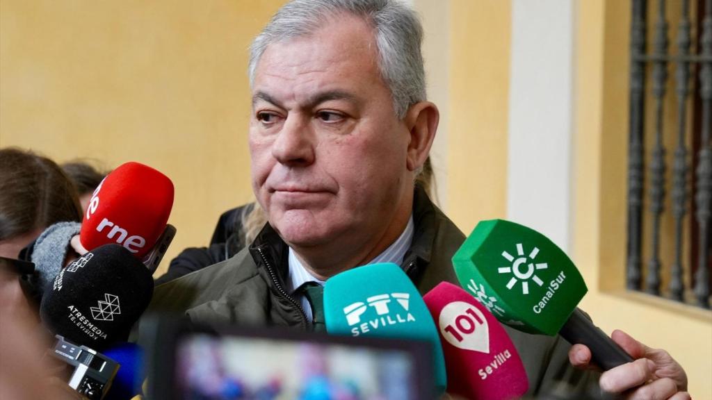 El alcalde de Sevilla, José Luis Sanz, en una atención a medios.