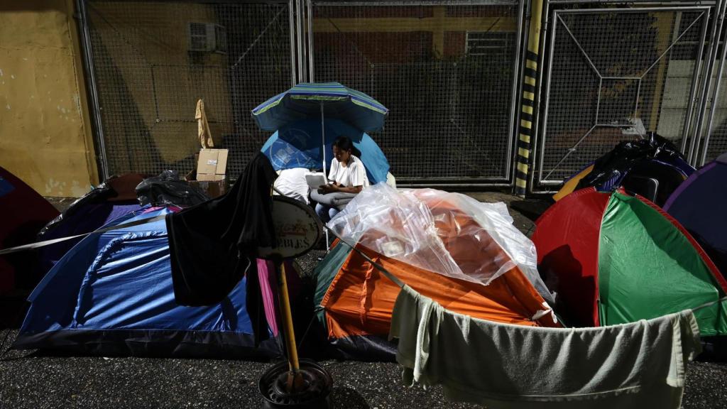 Familiares de presos políticos aguardan frente a la sede de la Policía Nacional Bolivariana Zona 7 este viernes, en Caracas (Venezuela).