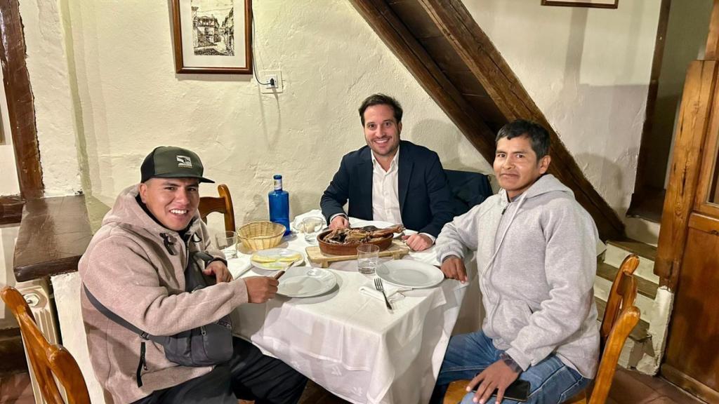 Diego compartiendo mesa junto a dos de los pastores que han llegado a España