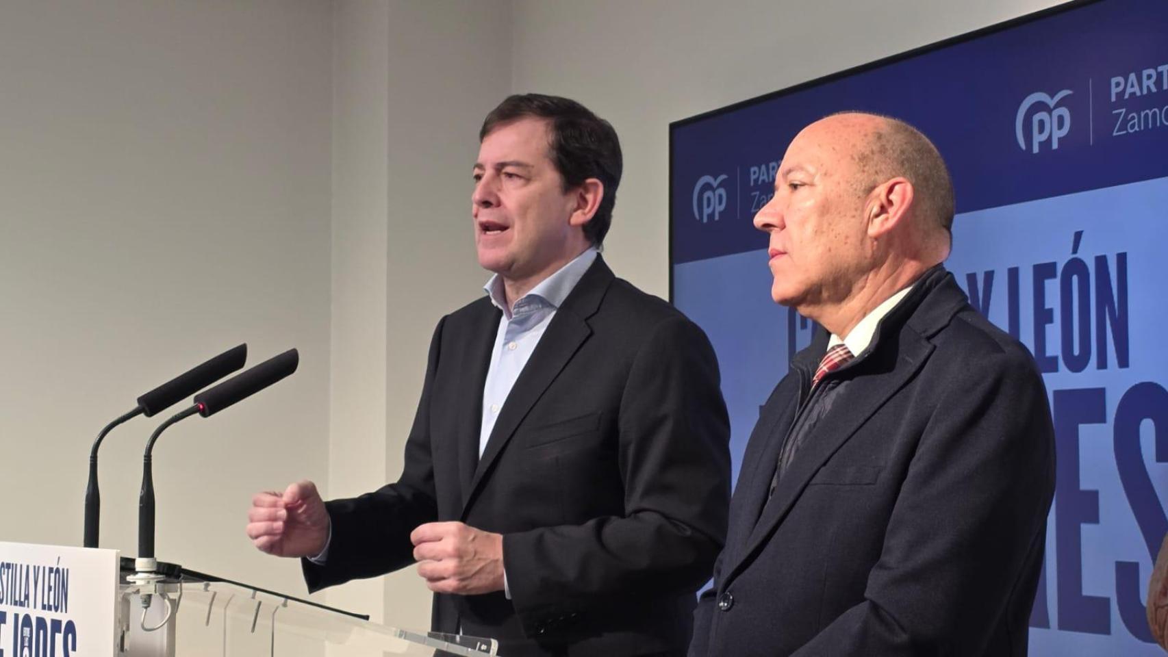 Fernández Mañueco esta mañana en Zamora junto al presidente del PP provincial, José María Barrios.
