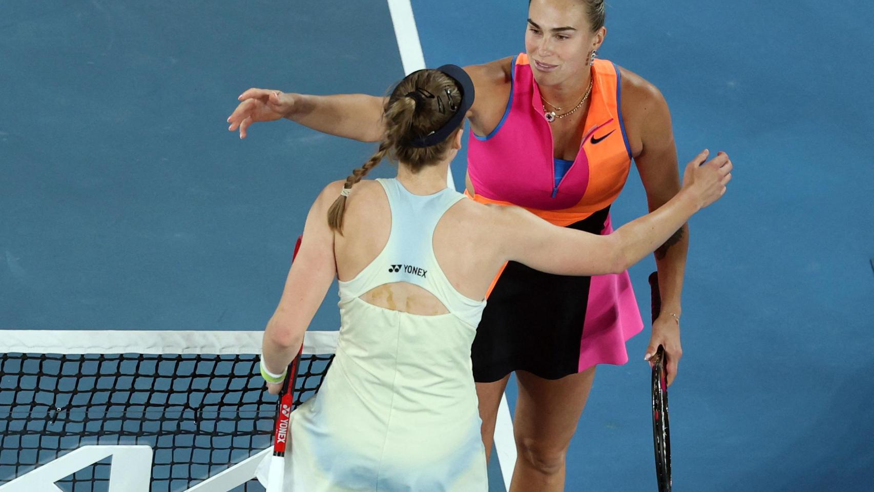 Rybakina se abraza con Sabalenka tras la final del Open de Australia 2026