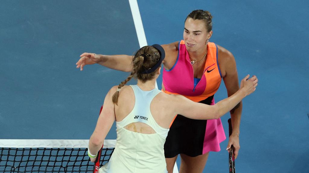 Rybakina se abraza con Sabalenka tras la final del Open de Australia 2026
