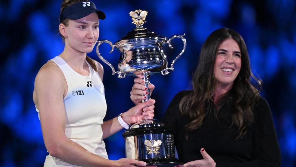 Rybakina, con el trofeo de campeona del Open de Australia junto a la extenista Jennifer Capriati