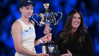 Rybakina, con el trofeo de campeona del Open de Australia junto a la extenista Jennifer Capriati