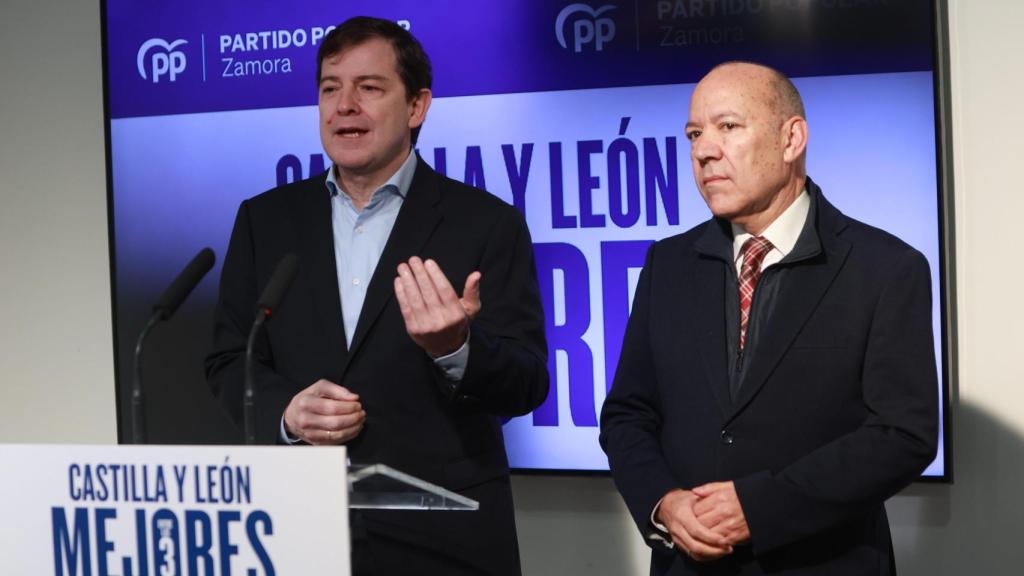 Fernández Mañueco esta mañana en Zamora junto al presidente del PP provincial, José María Barrios.