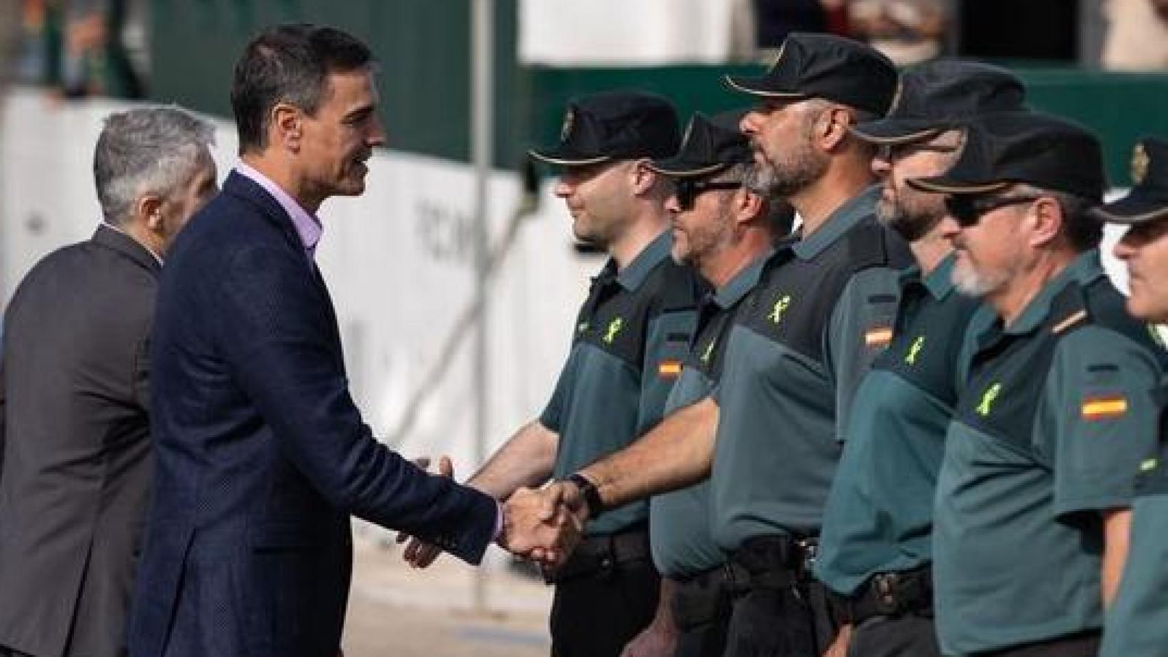 El presidente del Gobierno, Pedro Sánchez, saluda a unos agentes de la Guardia Civil.
