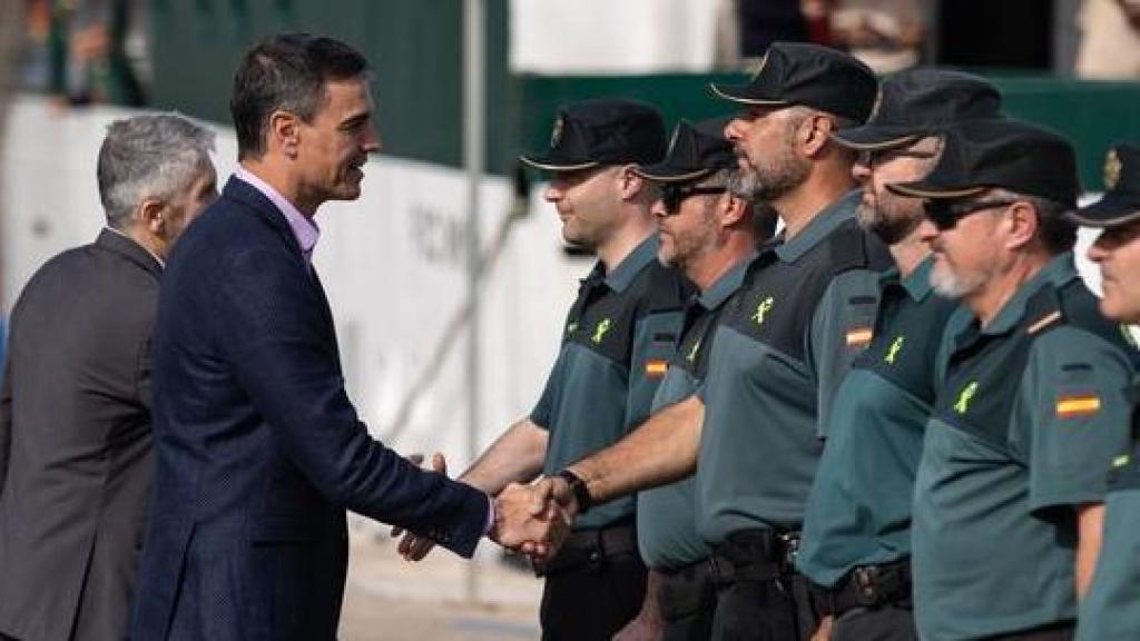 El presidente del Gobierno, Pedro Sánchez, saluda a unos agentes de la Guardia Civil.