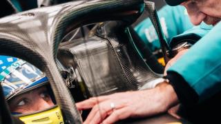 Fernando Alonso, dentro del AMR26 de Aston Martin, dialogando con Adrian Newey