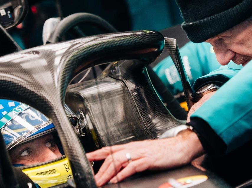 Fernando Alonso, dentro del AMR26 de Aston Martin, dialogando con Adrian Newey