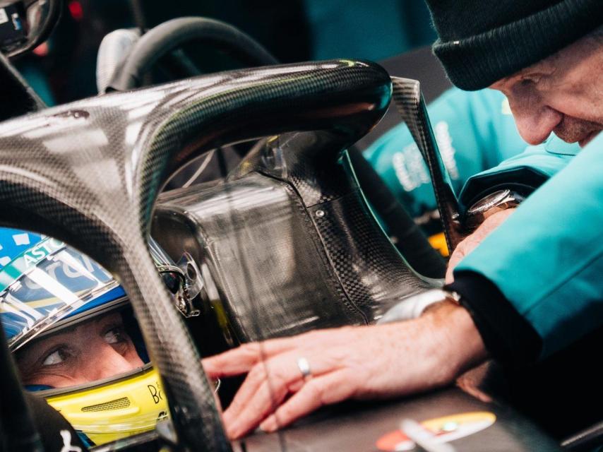 Fernando Alonso, dentro del AMR26 de Aston Martin, dialogando con Adrian Newey