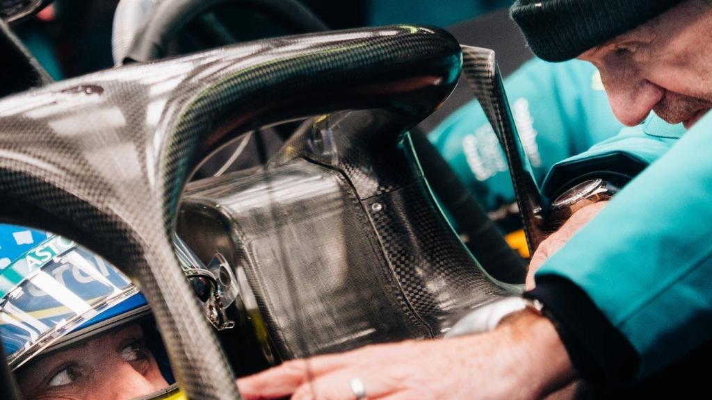 Fernando Alonso, dentro del AMR26 de Aston Martin, dialogando con Adrian Newey