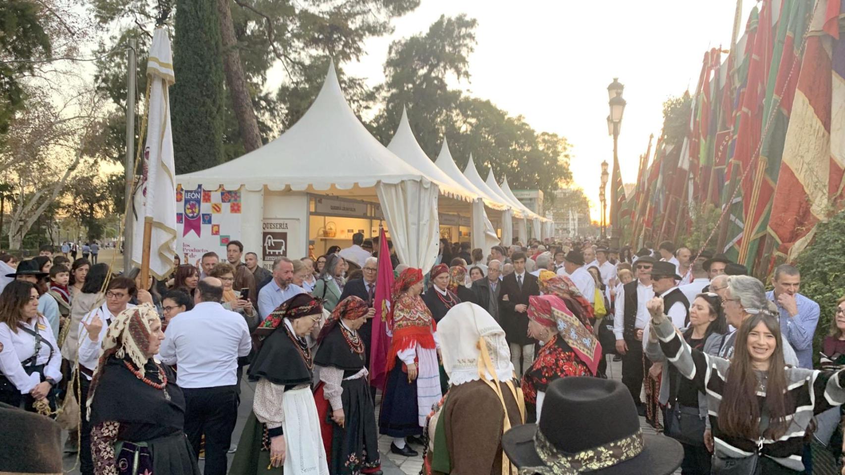 Los pendones y los Productos de León conquistan el corazón de Sevilla el pasado año
