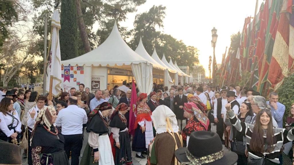 Los pendones y los Productos de León conquistan el corazón de Sevilla el pasado año