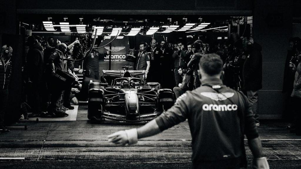 El Aston Martin AMR26 saliendo de boxes en los test de Barcelona