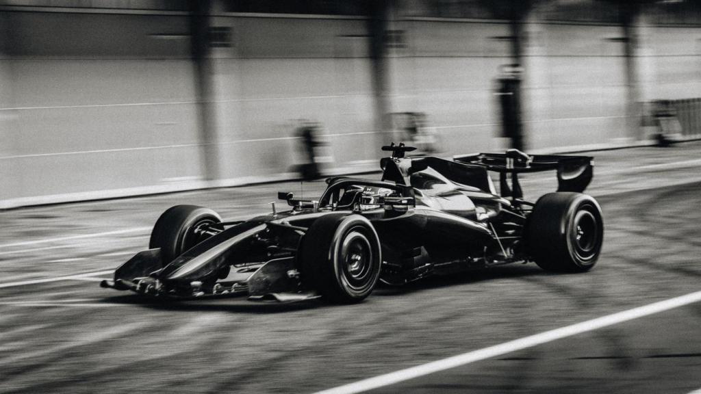 El Aston Martin AMR26 de Fernando Alonso, en el pit-lane de Montmeló