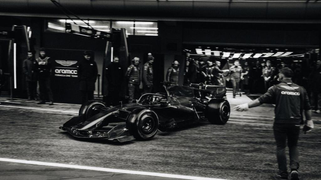 El AMR26 de Aston Martin saliendo a pista en el Circuit de Montmeló