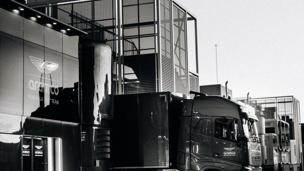 El 'motorhome' de Aston Martin en Montmeló durante los test de pretemporada