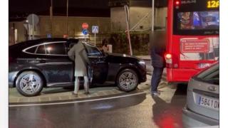 Un autobús colisiona en A Coruña contra un coche aparcado en la rotonda de la estación de tren