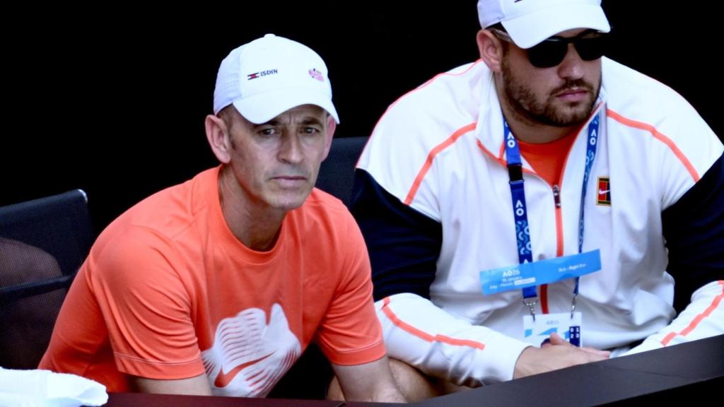 Samuel López y Álvaro Alcaraz, en el banquillo de Carlos durante el Open de Australia 2026