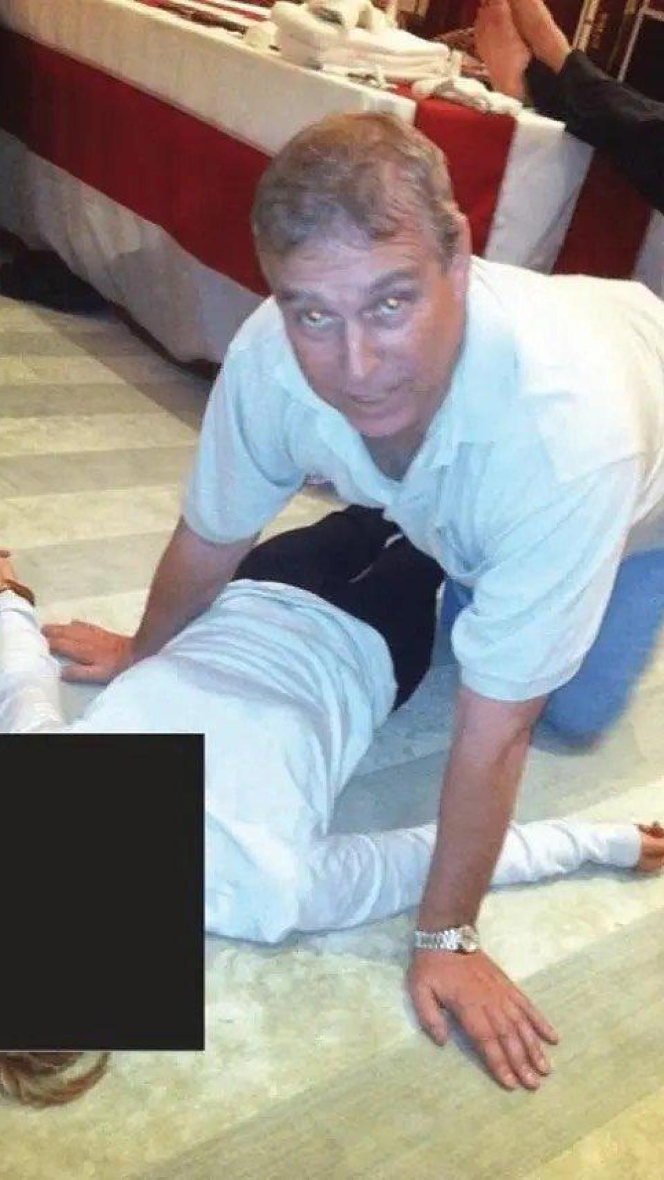 El Departamento de Justicia de Estados Unidos muestra imágenes comprometidas del príncipe Andrés.