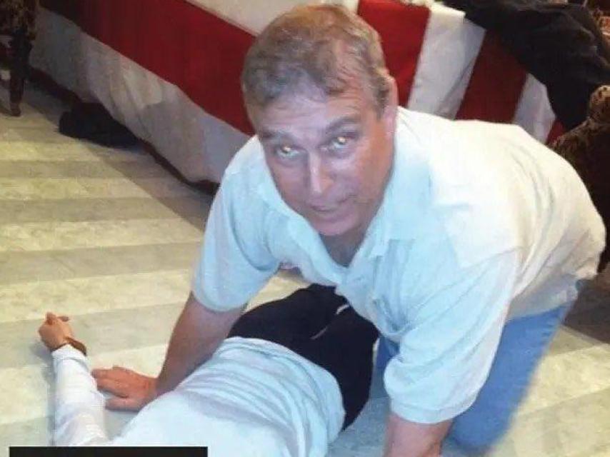 El Departamento de Justicia de Estados Unidos muestra imágenes comprometidas del príncipe Andrés.