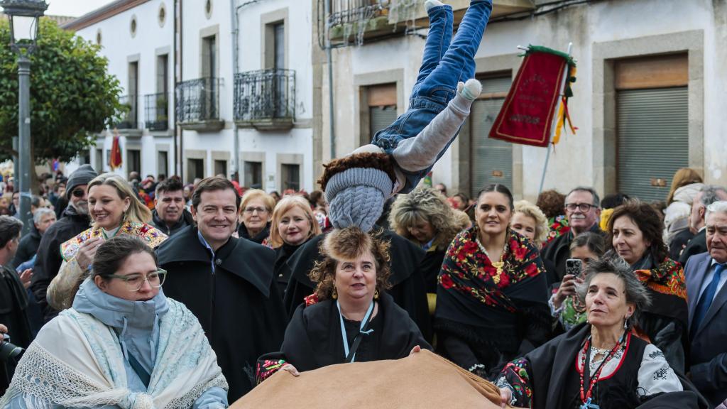 Las mujeres mantean a un muñeco durante el XIX Encuentro Provincial de Águedas, organizado por la Diputación de Zamora,