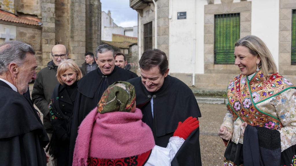 Mañueco e Isabel Blanco charlan con una de las Águedas