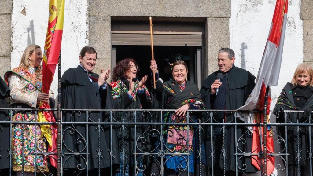 La entrega del bastón de mando de la provincia a la Águeda Mayor, Isabel Bernardo Carrascal con Mañueco y Faundez, presentes