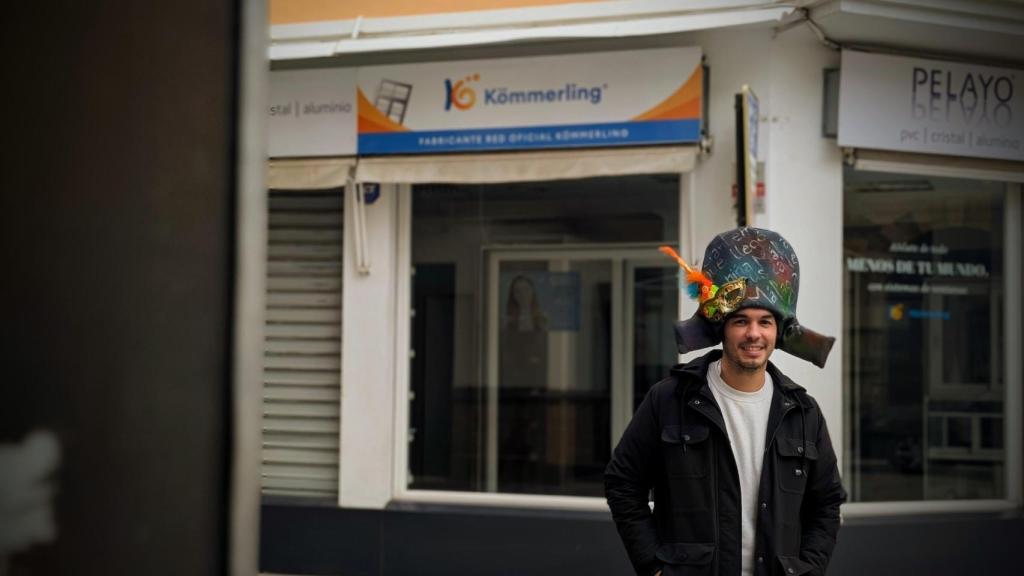 Toni posa para la entrevista.