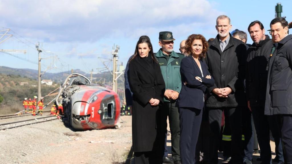La imagen que ha causado revuelo, difundida por Casa Real, donde aparecen los reyes, junto a la vicepresidenta primera del Gobierno, María Jesús Montero; el ministro de Transportes, Óscar Puente, y el presidente de la Junta de Andalucía, Juanma Moreno.