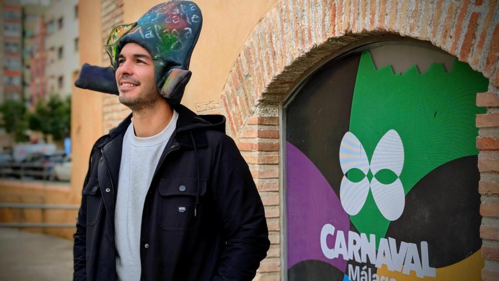 Toni Vertedor posa junto a la Casa del Carnaval.