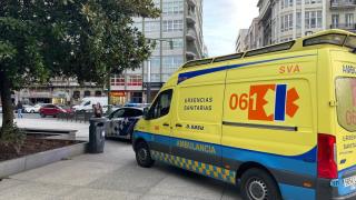 Ambulancia y Policía Local en la plaza de Pontevedra de A Coruña
