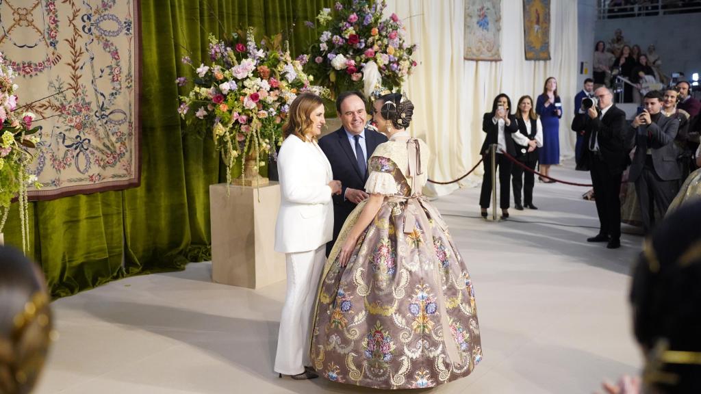 Carmen Prades, Fallera Mayor de Valencia, en su Exaltación, junto a la alcadesa María José Catalá y el presidente de la Generalitat, Juanfran Pérez Llorca.