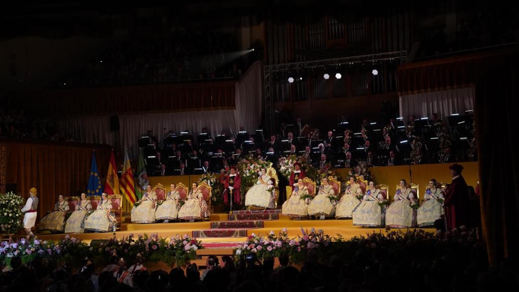Exaltación de Carmen Prades Gil, Fallera Mayor de Valencia 2026, y su Corte de Honor.