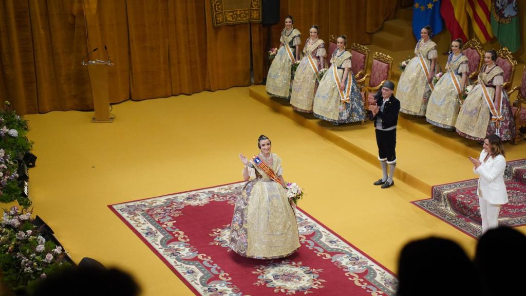 Exaltación de Carmen Prades Gil, Fallera Mayor de Valencia 2026, y su Corte de Honor.