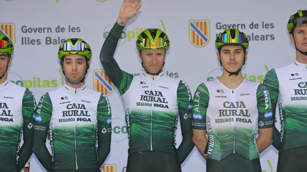 Abel Balderstone, en el centro de la imagen, saluda al público antes de una prueba con el Caja Rural.