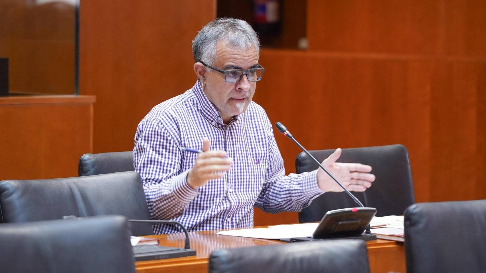 El diputado de Podemos, Andoni Corrales, en el Parlamento aragonés.