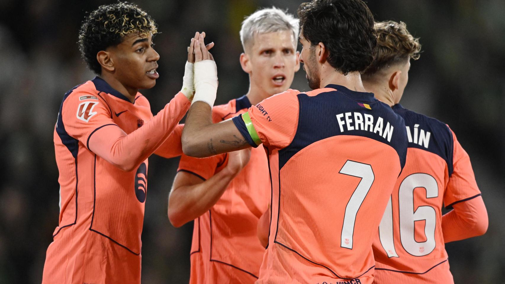 Los jugadores del Barça celebran uno de los goles ante el Elche.