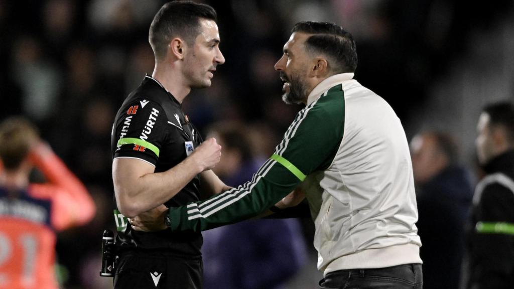 Eder Sarabia, entrenador del Elche, discute con el colegiado.