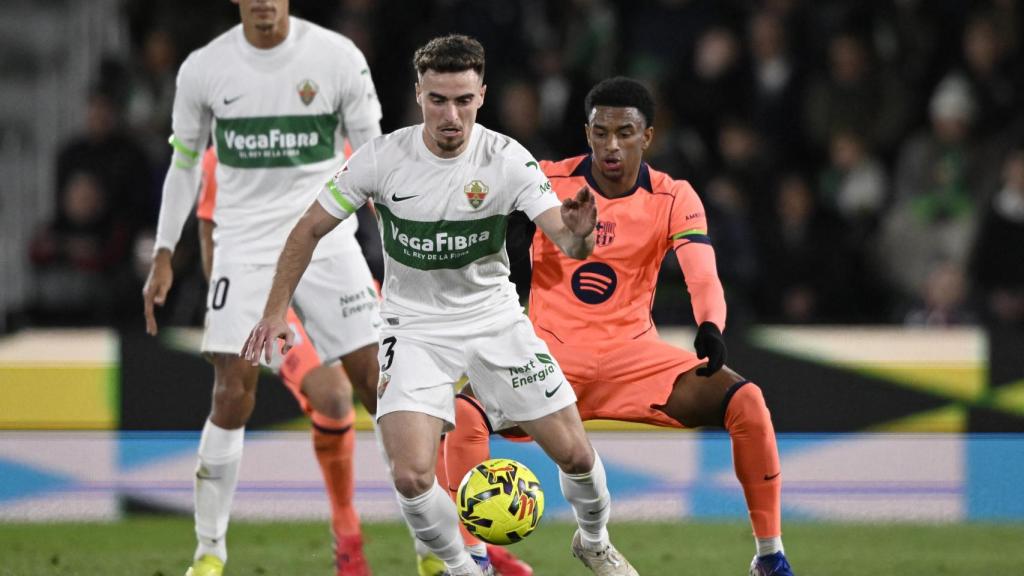 Pedrosa, del Elche, protege el balón.