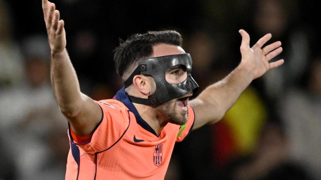 Eric García da instrucciones a sus compañeros.